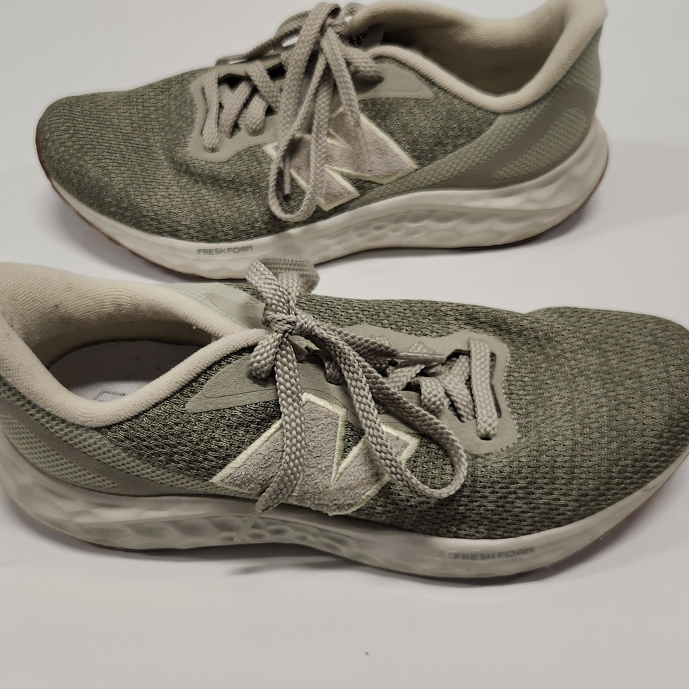 New Balance Fresh Foam Arishi V4 Sneakers 8.5 Womens Olive Green Lace-Up Shoes